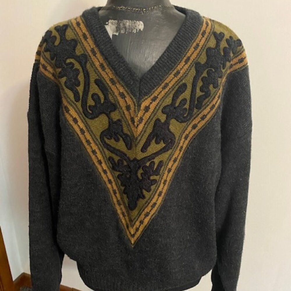 Forte Vintage Gray embroidered V-neck sweater, size L